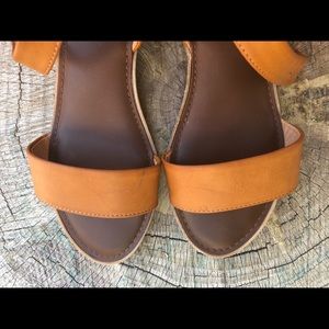 Soft brown leather sandals in great condition! 9.5